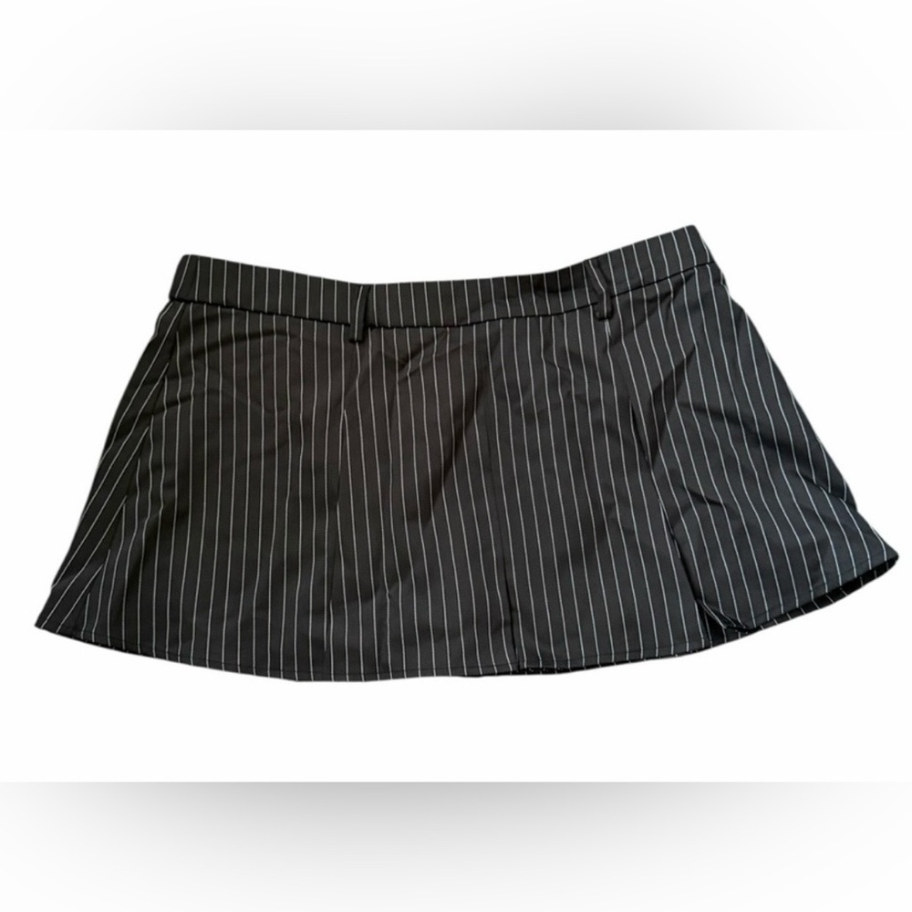 Halara Black and White Striped Mini Skirt/Skort Women’s Size Large NEW w/tags